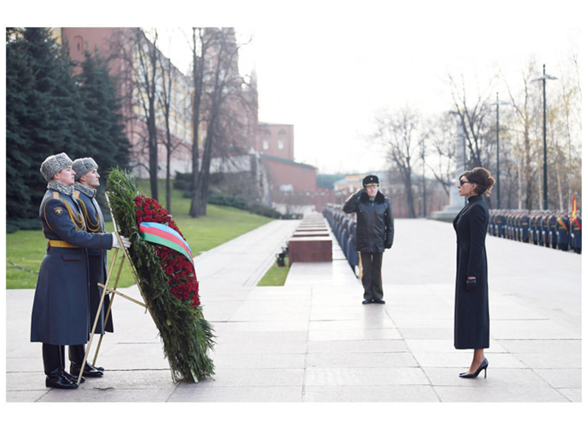Azerbaijan's First VP Mehriban Aliyeva visits tomb of unknown soldier in Moscow [PHOTO]