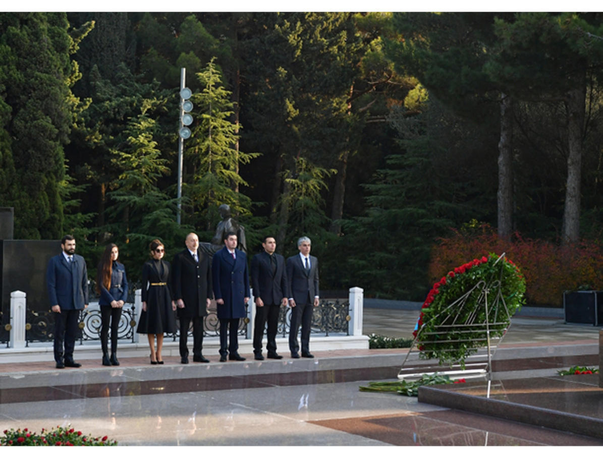 President Ilham Aliyev, First Lady Mehriban Aliyeva visit grave of national leader Heydar Aliyev [PHOTO]