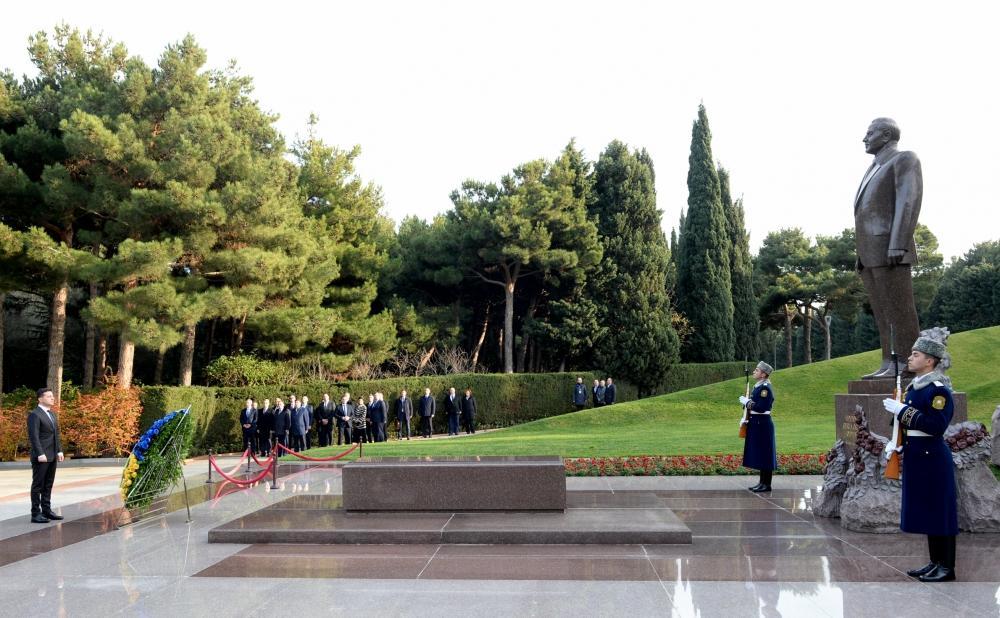 Ukrainian president pays respect to Azerbaijani national leader Heydar Aliyev [PHOTO]