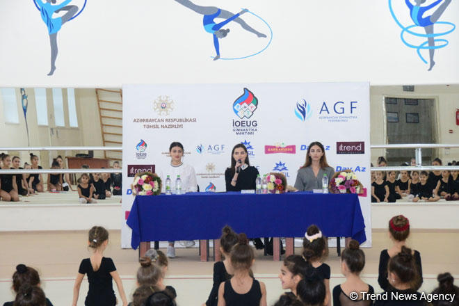 Members of Azerbaijan's national rhythmic gymnastics team meet with young athletes [PHOTO]