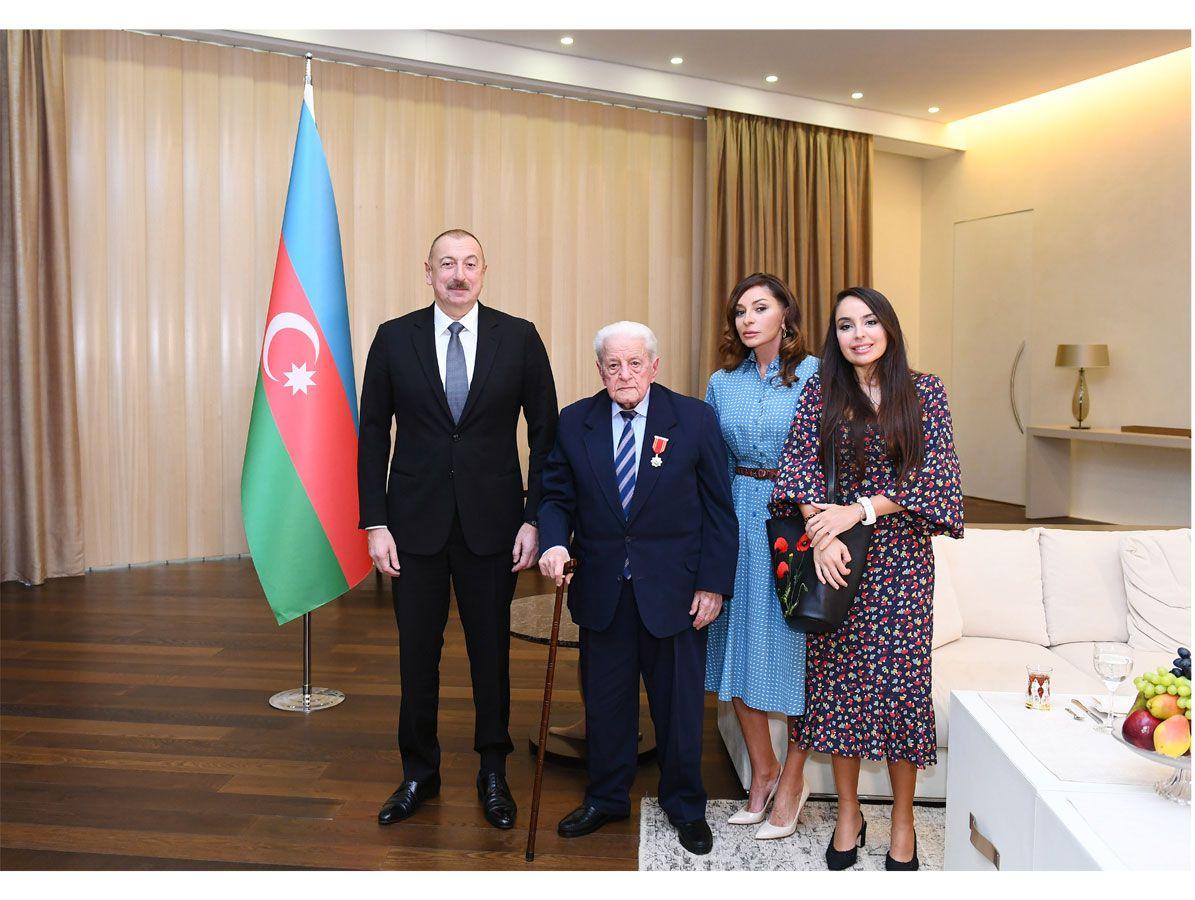 Ilham Aliyev awards prominent mugham singer [PHOTO]