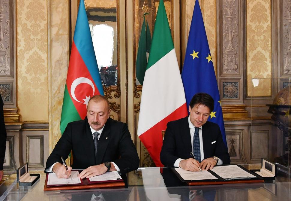 Azerbaijan, Italy exchange documents [PHOTO]