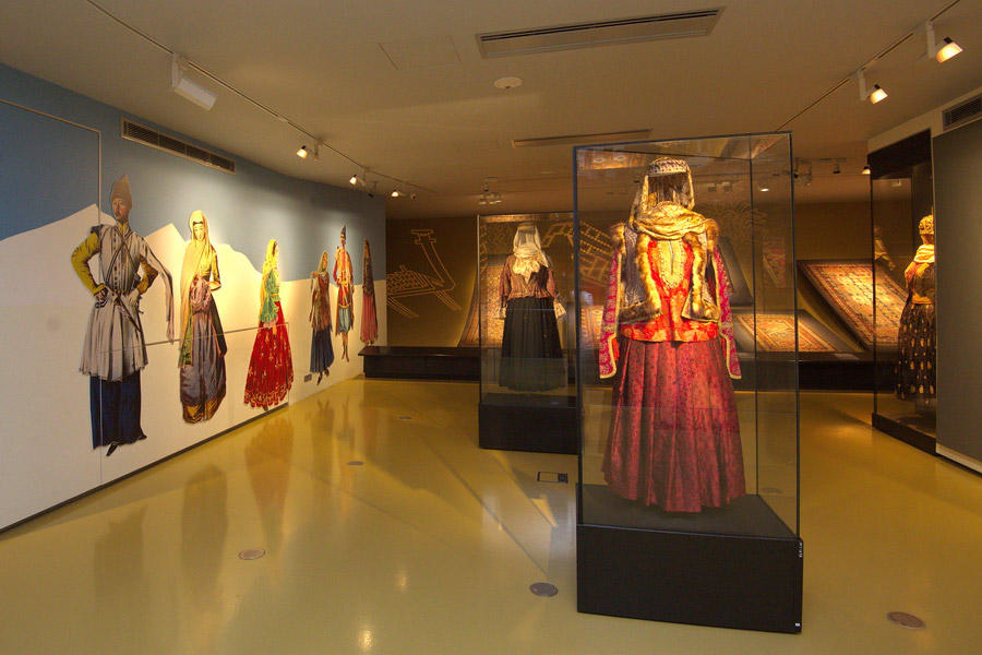 Carpet Museum displays traditional headdress [PHOTO]