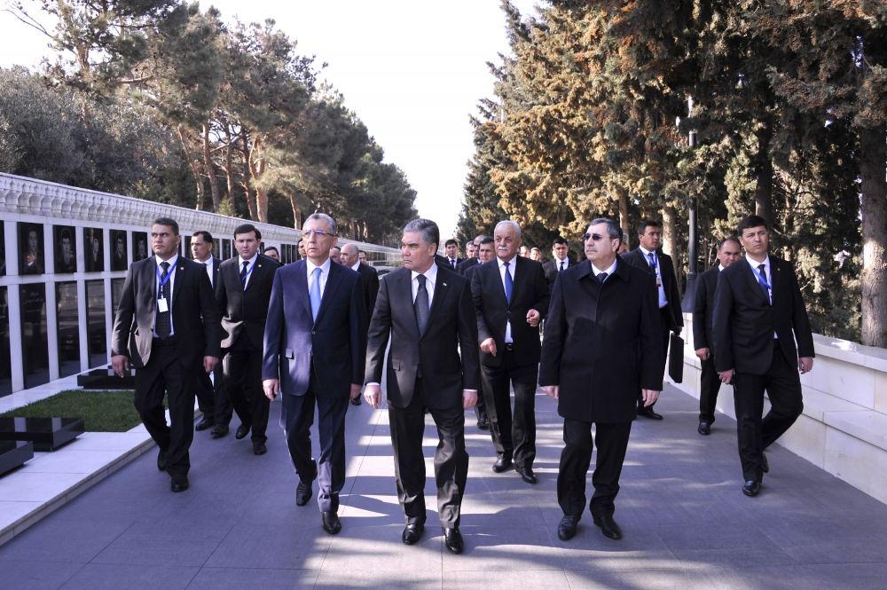 President of Turkmenistan pays respect to Azerbaijani martyrs [PHOTO]