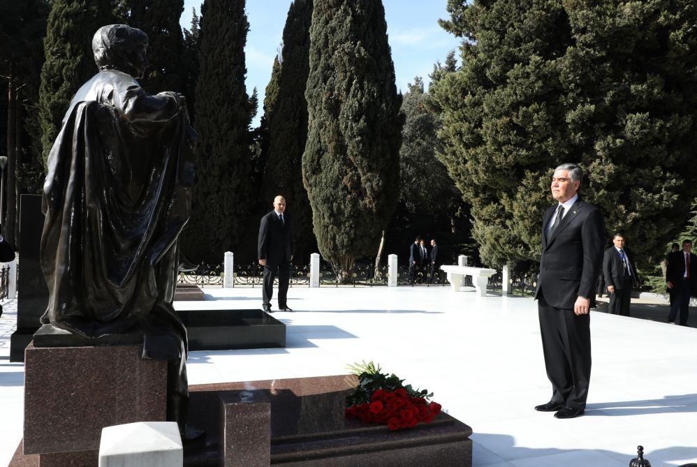 Turkmen President pays respect to national leader Heydar Aliyev [PHOTO]