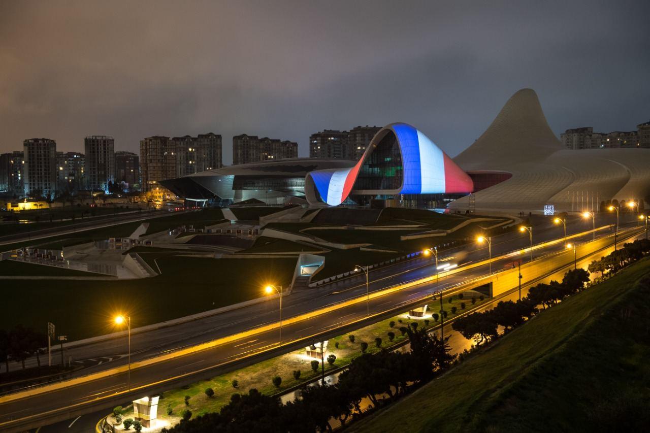 Heydar Aliyev Center supports France amid COVID-19 outbreak [PHOTO/VIDEO]