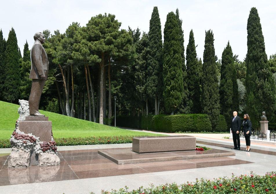 Azerbaijani president, first lady visit tomb of national leader Heydar Aliyev [PHOTO]