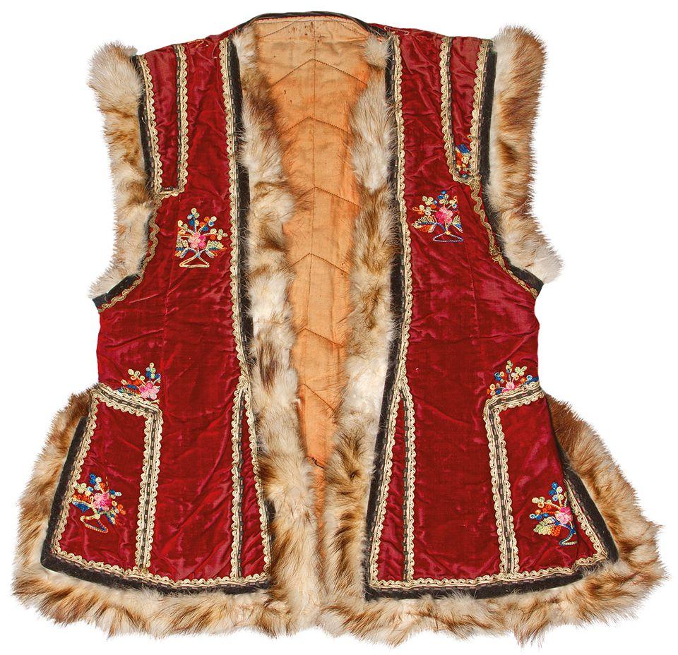 Carpet Museum presents traditional women's clothing - Gallery Image