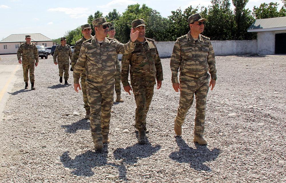 Defense Minister inspects troops holding drills in frontline zone [PHOTO/VIDEO]