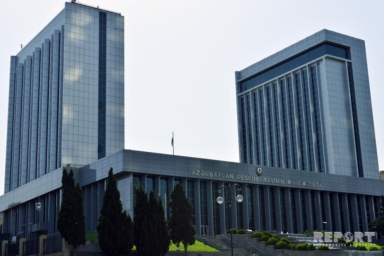 Azerbaijani parliament amends law on tourism, migration code