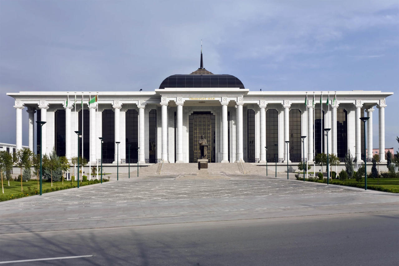 Turkmen parliament's meeting postponed