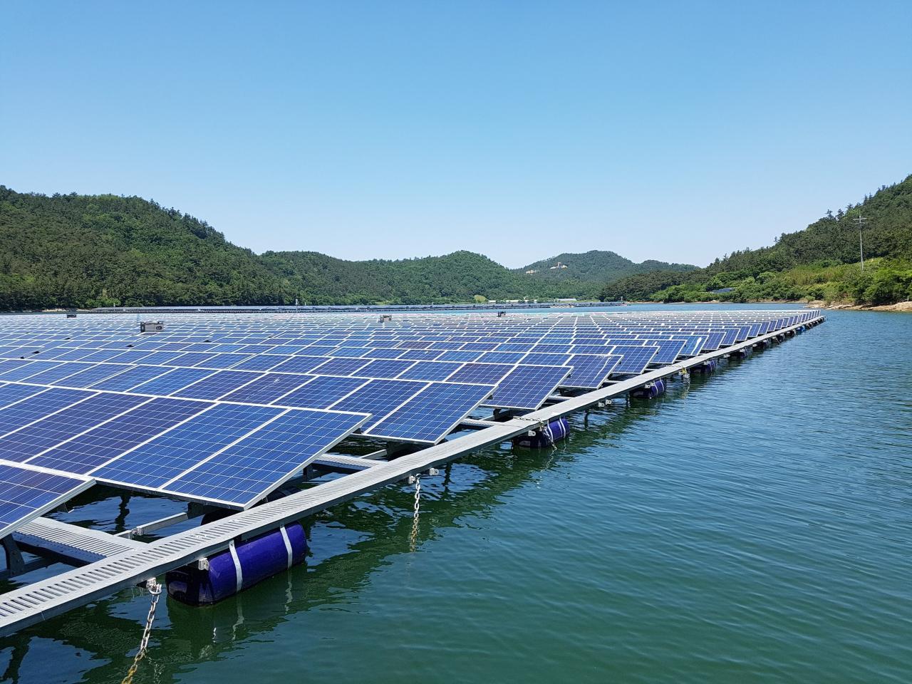 Azerbaijan to build floating solar power panels