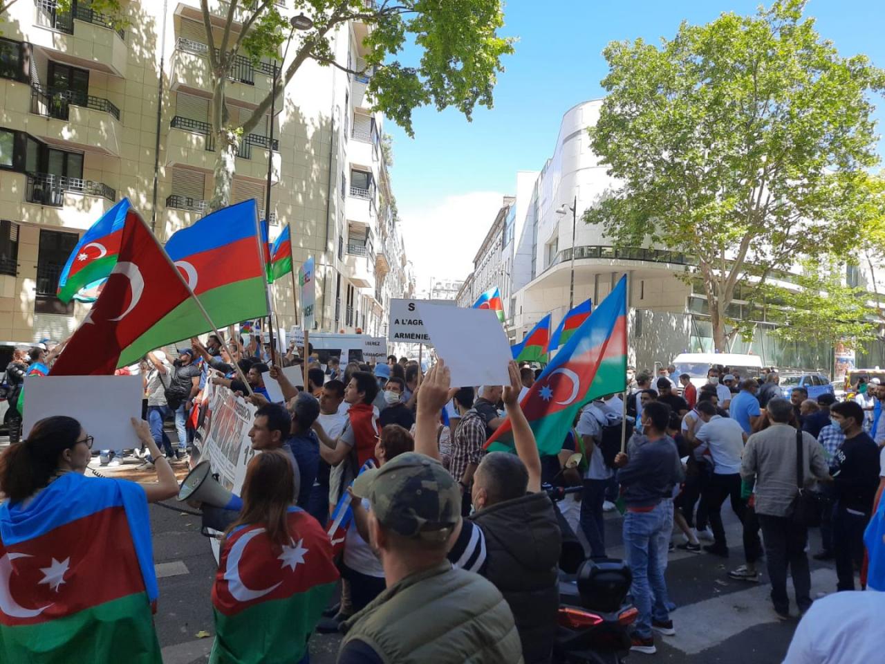 Azerbaijanis hold rally in France to protest Armenian aggression on border [PHOTO/VIDEO]