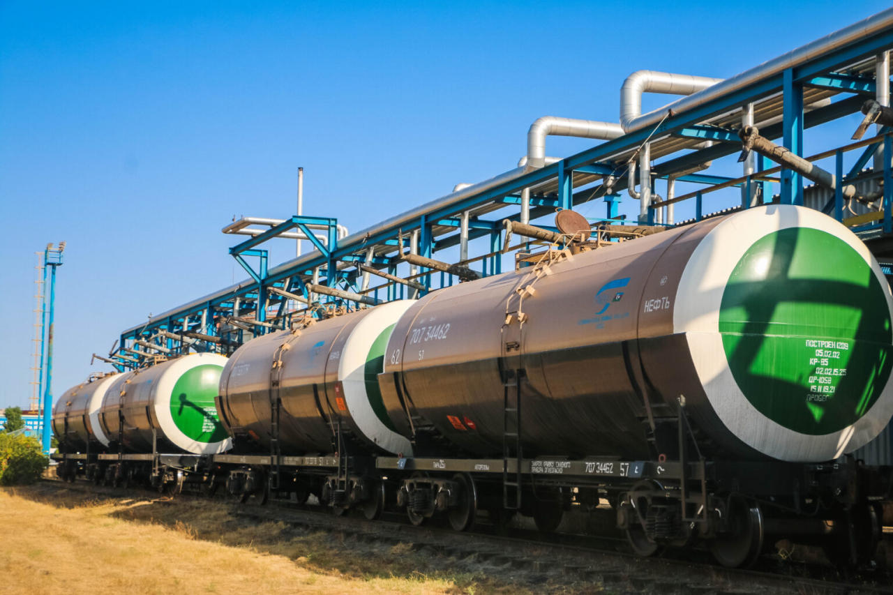 Azerbaijan transports 8,500 tons of bitumen to Ukraine [PHOTO]