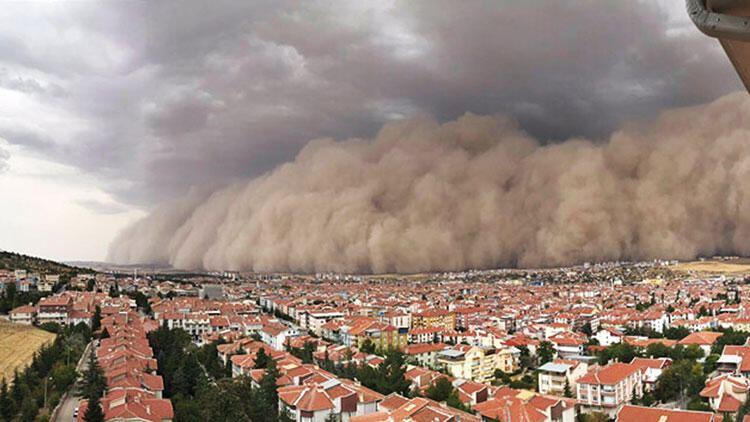 Strong dust storm hampers life in Ankara