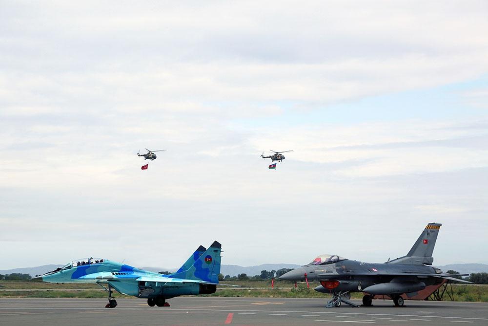 Azerbaijani, Turkish Air Forces mark Baku's liberation anniversary [PHOTO]