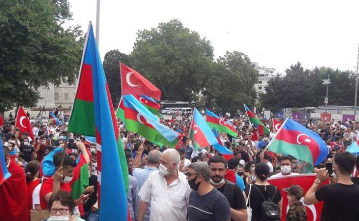 Many Azerbaijanis in Russian Moscow appeal to embassy to sent them to front