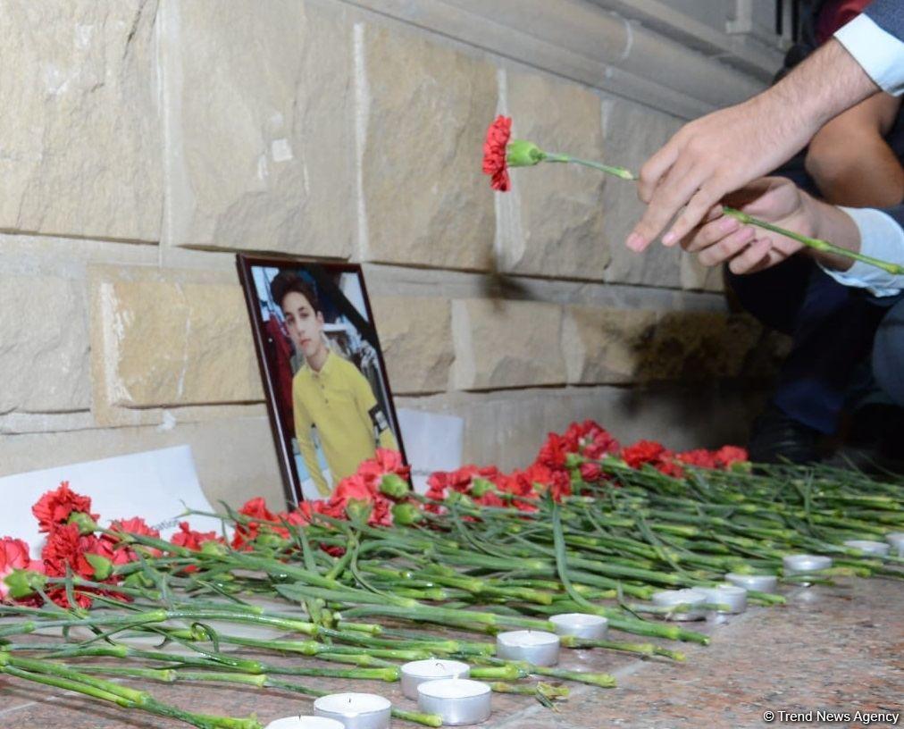 Teenagers honor memory of Russian citizen who died as result of Ganja shelling by Armenian Armed Forces [PHOTO]