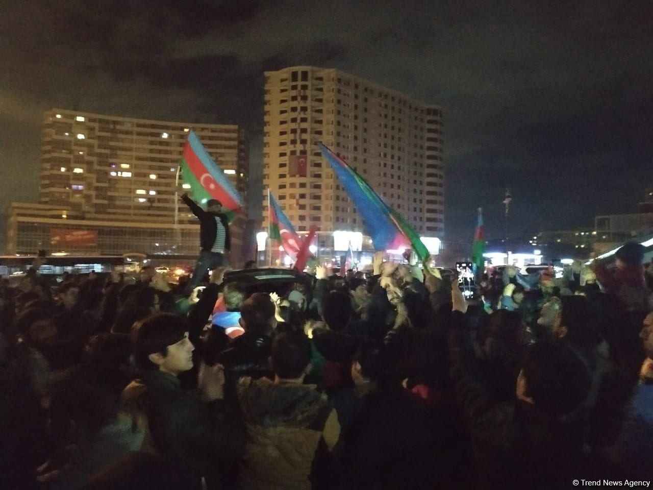 Baku residents celebrating victory in Karabakh war [PHOTO/VIDEO]