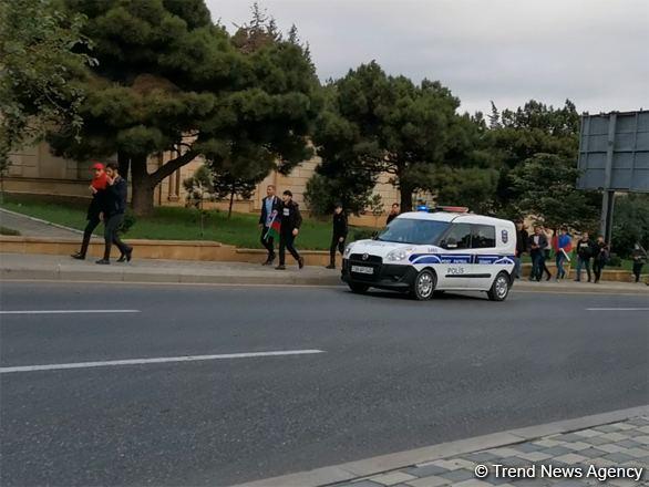 Baku residents heading to Alley of Honor to сommemorate Azerbaijan's martyrs [VIDEO]