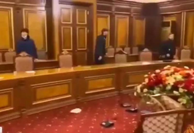 Armenian protesters break into gov't building looking for Pashinyan [VIDEO]