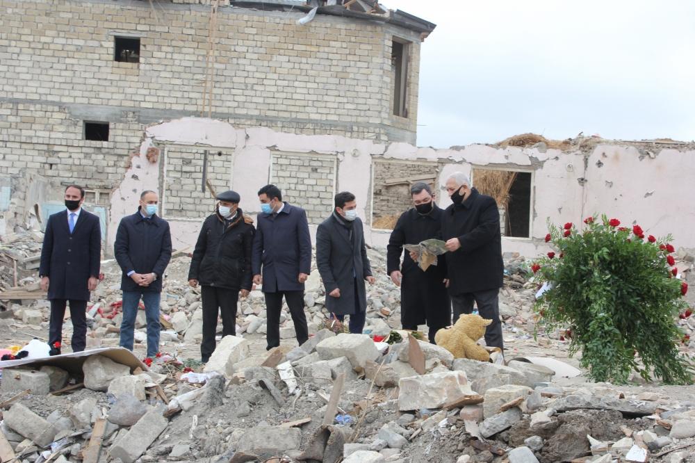 Int’l delegations visit Armenian war crime scene in Ganja