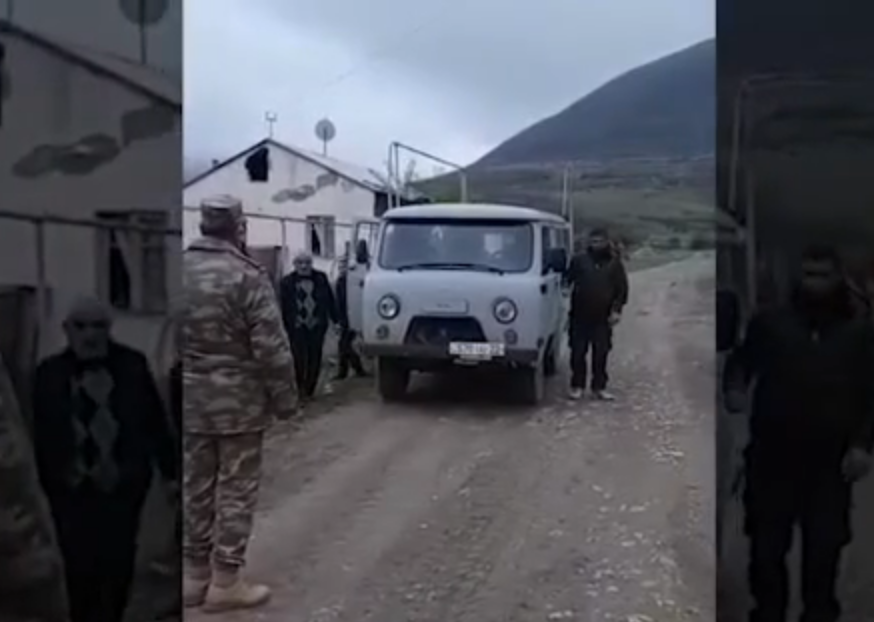 Azerbaijani servicemen help Armenians to move belongings from villages of Aghdam district [VIDEO]