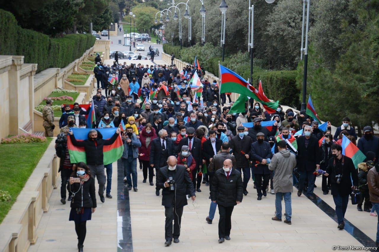Azerbaijani refugees from Kalbajar visit Martyrs Alley [PHOTO]