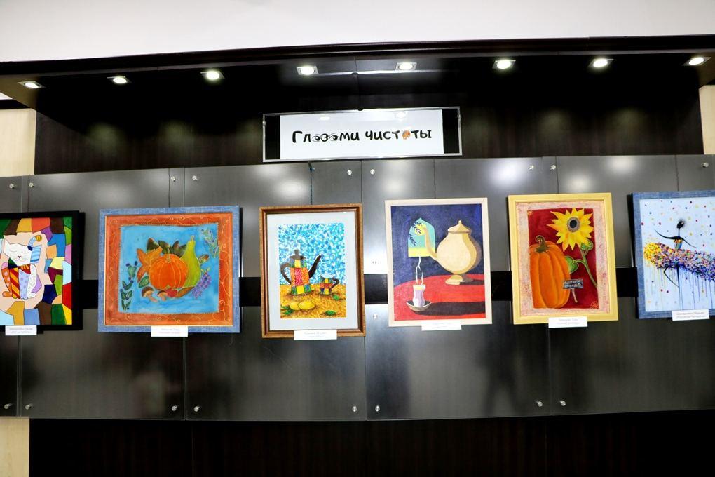 Russian Cultural Center displays vibrant abstract paintings [PHOTO]