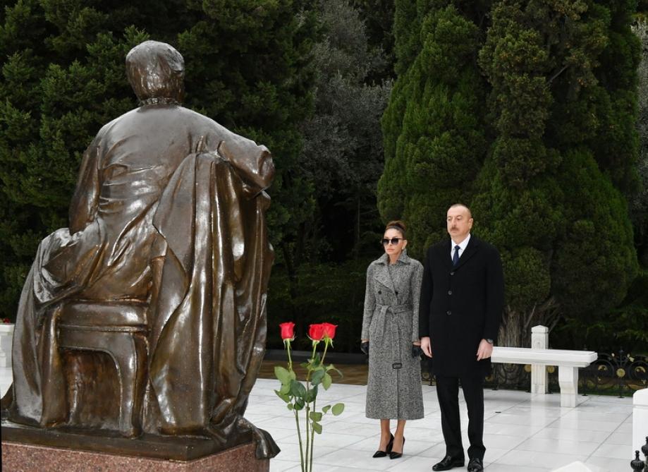 President Ilham Aliyev, First Lady Mehriban Aliyeva visit grave of national leader Heydar Aliyev [PHOTO]