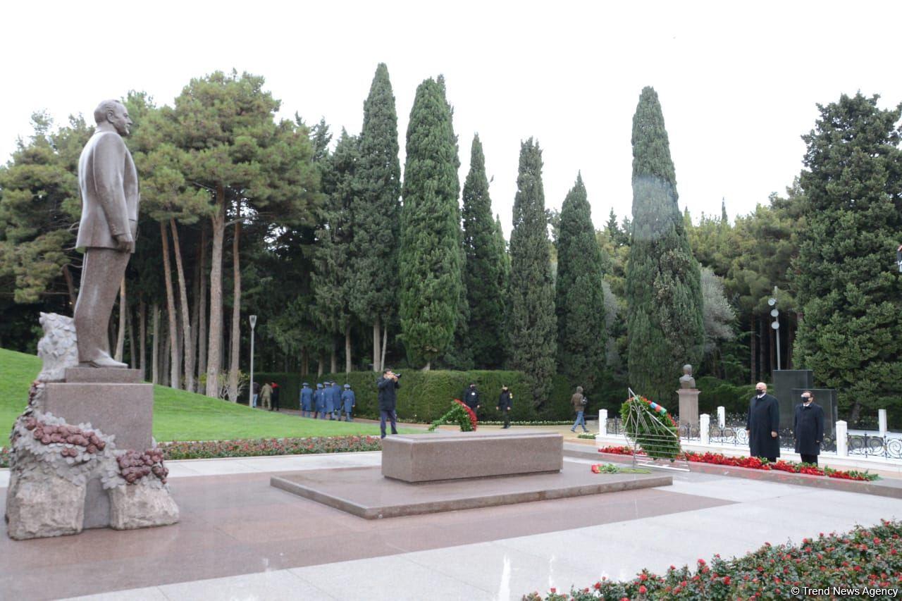 Azerbaijani public honoring memory of great leader Heydar Aliyev [PHOTO]