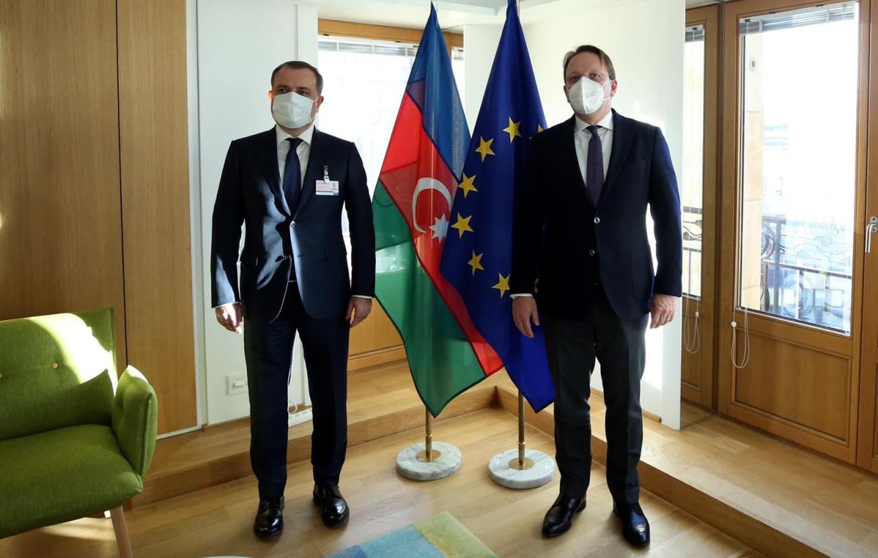 Azerbaijani FM, EU Commissioner talk prospects for cooperation