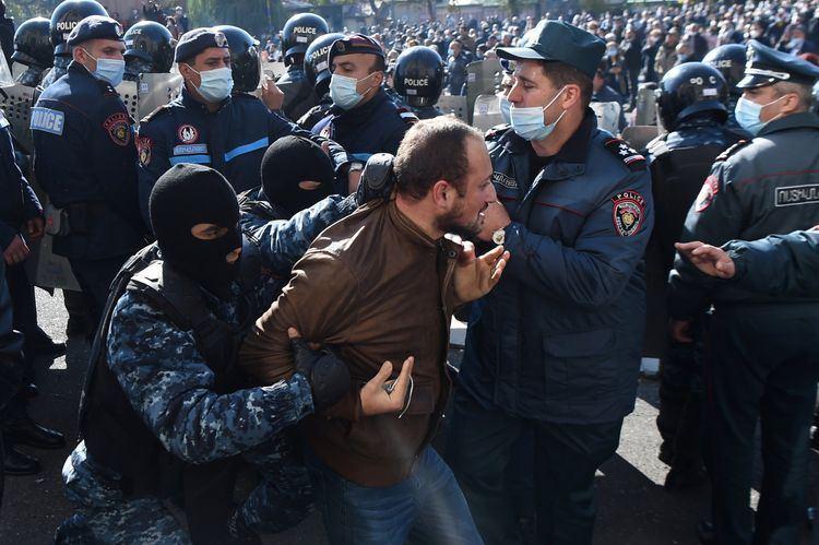 Hundreds of Armenian activists began blocking governmental buildings