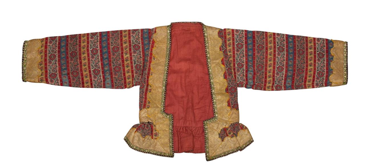 Carpet Museum presents stunning traditional costumes [PHOTO] - Gallery Image