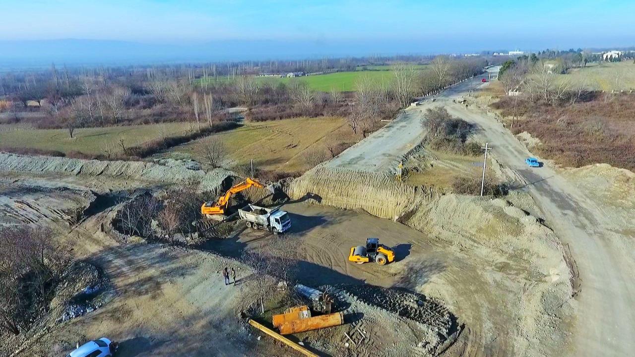 Azerbaijani state agency talks reconstruction work on int'l highway [PHOTO]