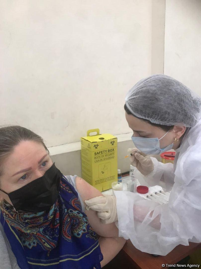 Workers of educational sphere in Baku undergoing COVID-19 vaccination [PHOTO] - Gallery Image