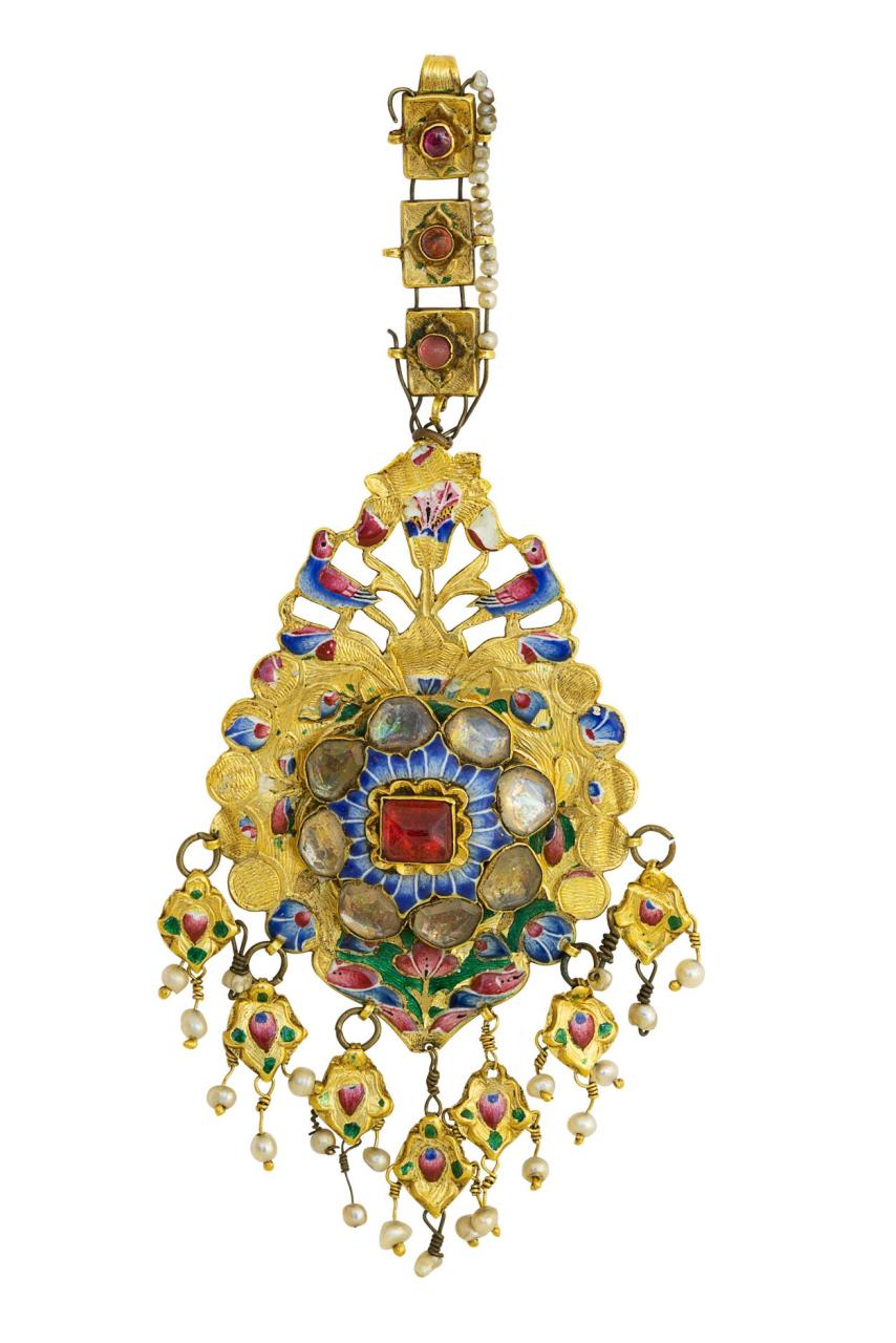 Carpet Museum shows historic jewelry from Qajar Dynasty PHOTO] - Gallery Image