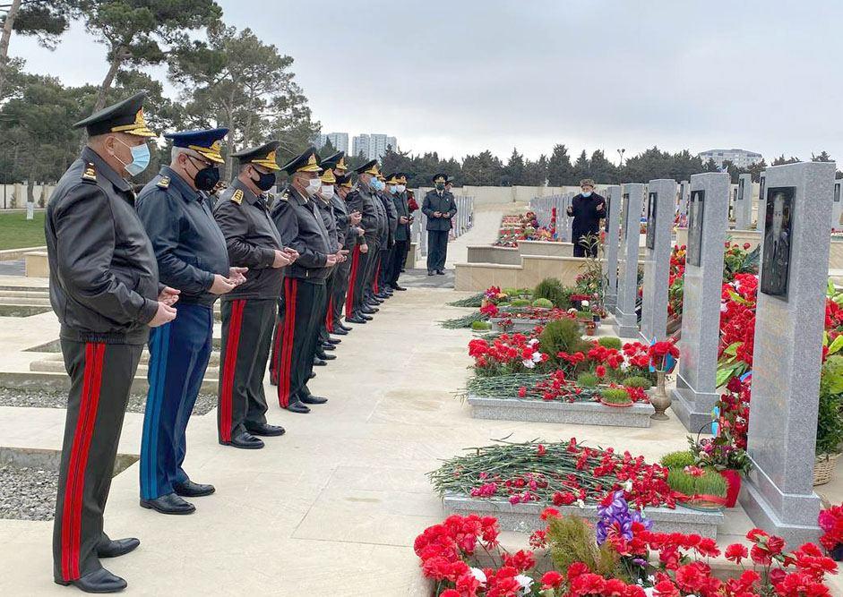 Leadership of Azerbaijani MoD visits Second Alley of Honors [PHOTO]