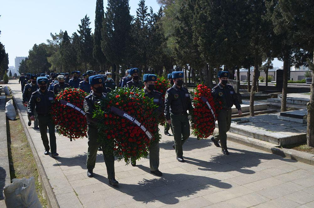 Azerbaijani Air Force servicemen visit graves of martyrs of April battles [PHOTO/VIDEO]