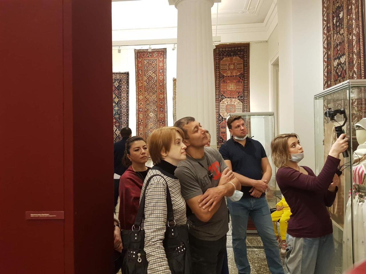 Russian art lovers enjoy Azerbaijan's carpet weaving art [PHOTO] - Gallery Image