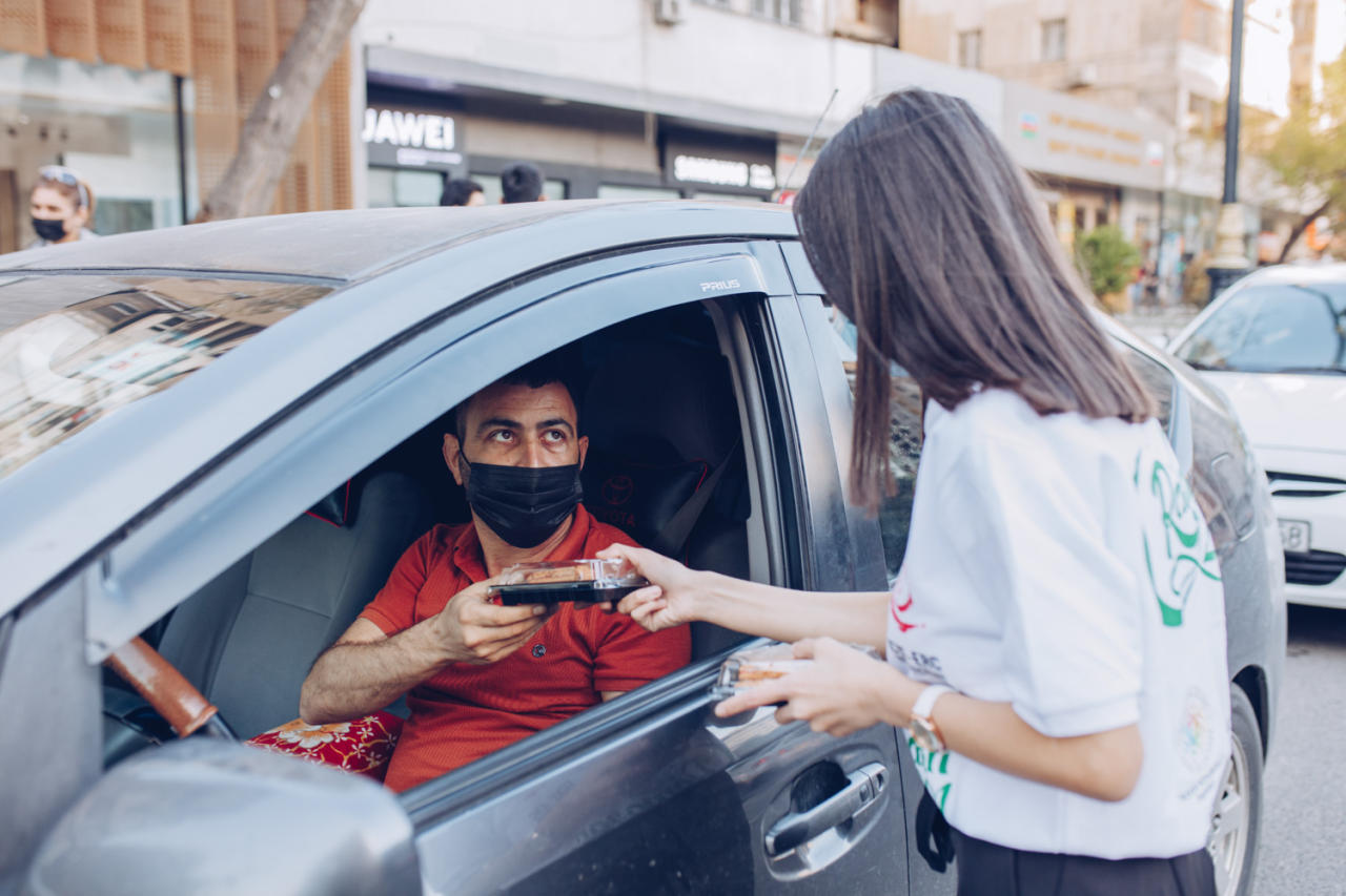 Youth  give out iftar packages to people in streets