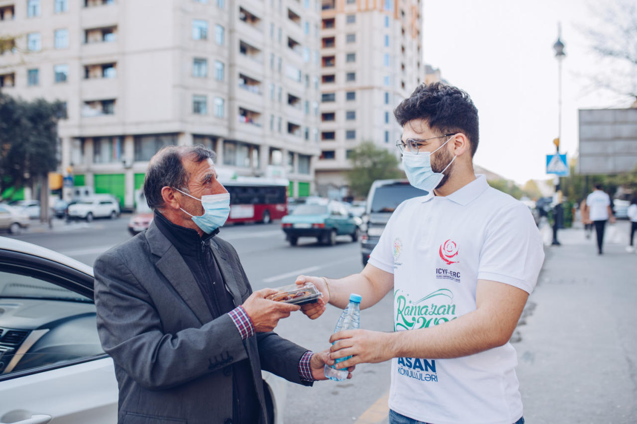 Youth  give out iftar packages to people in streets - Gallery Image