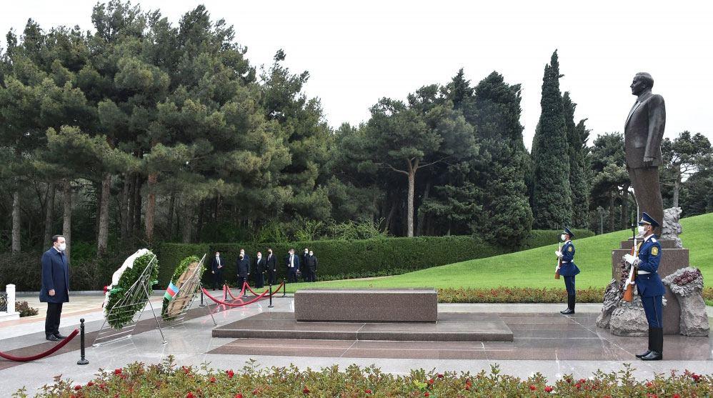 Georgia's prime minister visits grave of Azerbaijan's National Leader Heydar Aliyev [PHOTO]