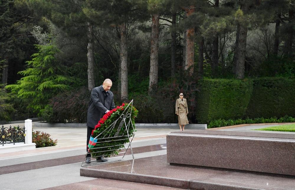 President Ilham Aliyev, First Lady Mehriban Aliyeva visit National Leader Heydar Aliyev's grave [PHOTO]