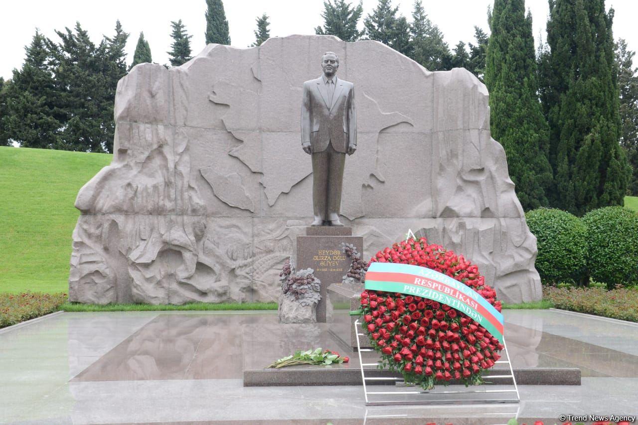 Public reps of Azerbaijan paying tribute to late National Leader Heydar Aliyev [PHOTO]