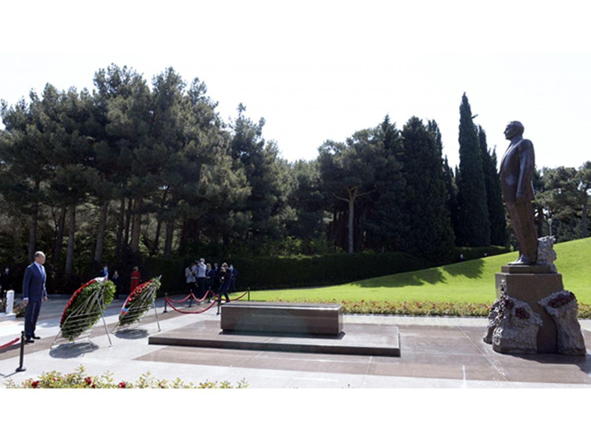 Russian FM visits tomb of National Leader Heydar Aliyev