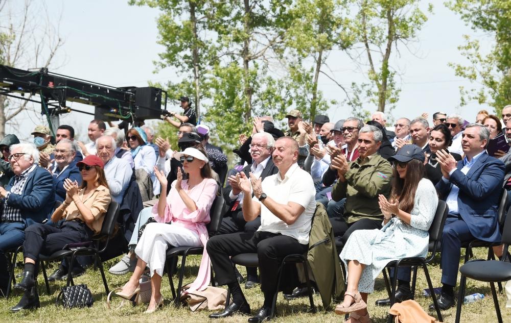 Azerbaijani president, first lady watch performance of Kharibulbul festival participants [UPDATE]