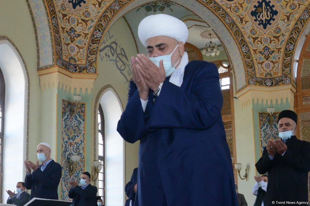 Festive prayer performed at Teze Pir mosque in Azerbaijan’s Baku [PHOTO]