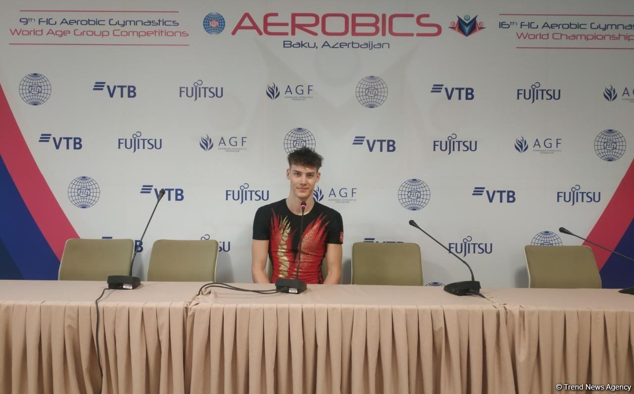 Lietuvos sportininkas džiaugiasi dalyvaudamas 16-ajame pasaulio aerobinės gimnastikos čempionate Baku