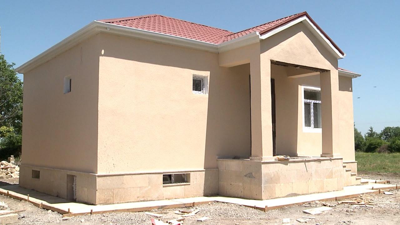 Azerbaijan building houses destroyed by Armenian Armed Forces in Aghdam - Trend TV